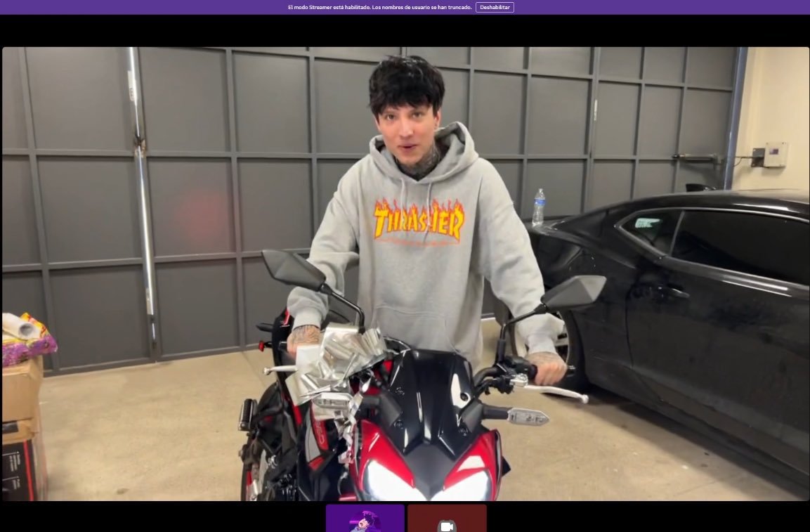 55_clark_'s tweet photo. Cry: Se me malogró la PS5 
Cryboyers: Ten
Cry: Quiero comprarme una moto
Cryboyers: Ten
Cry: Quisiera tener una mesa de billar en mi sala
Cryboyers: Ten
Cry: En mi anterior casa quería comprarme una máquina  recreativa
Cryboyers: Ten 

FELIZ CUMPLE XCRY 😭🖤 https://t.co/F3uWuK8dp8