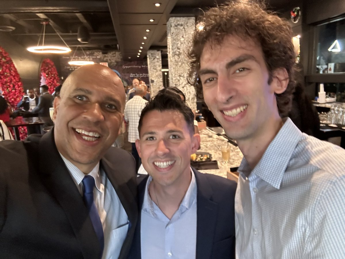 david_dishes's tweet photo. Me: how many selfies with your favorite Senator is too much?

Also me: the limit does not exist 

#nj
#dnc https://t.co/UcZ4jbg1da