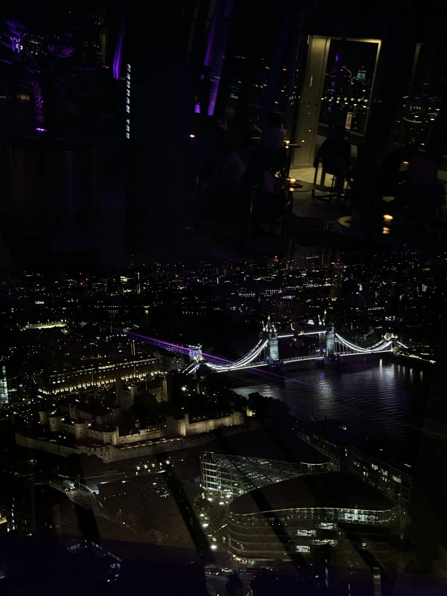 ResumesWR's tweet photo. Here are some beautiful pictures of London at night #LONDON #nightvibe OUT https://t.co/qjMc6YKGg8