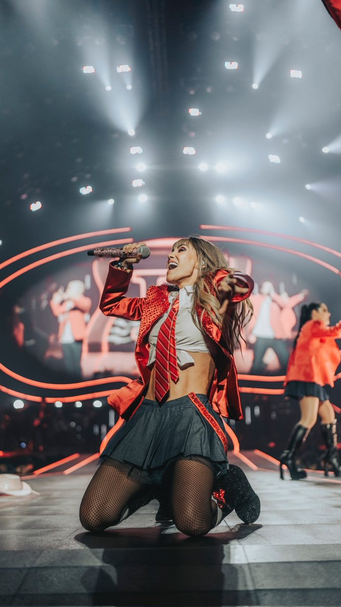 mad_AnahiRO's tweet photo. Viviendo con la esperanza de ver esto live y vivirlo en Rumania #Algundia @Anahi #believeinmydreams https://t.co/jOrPTg02a6