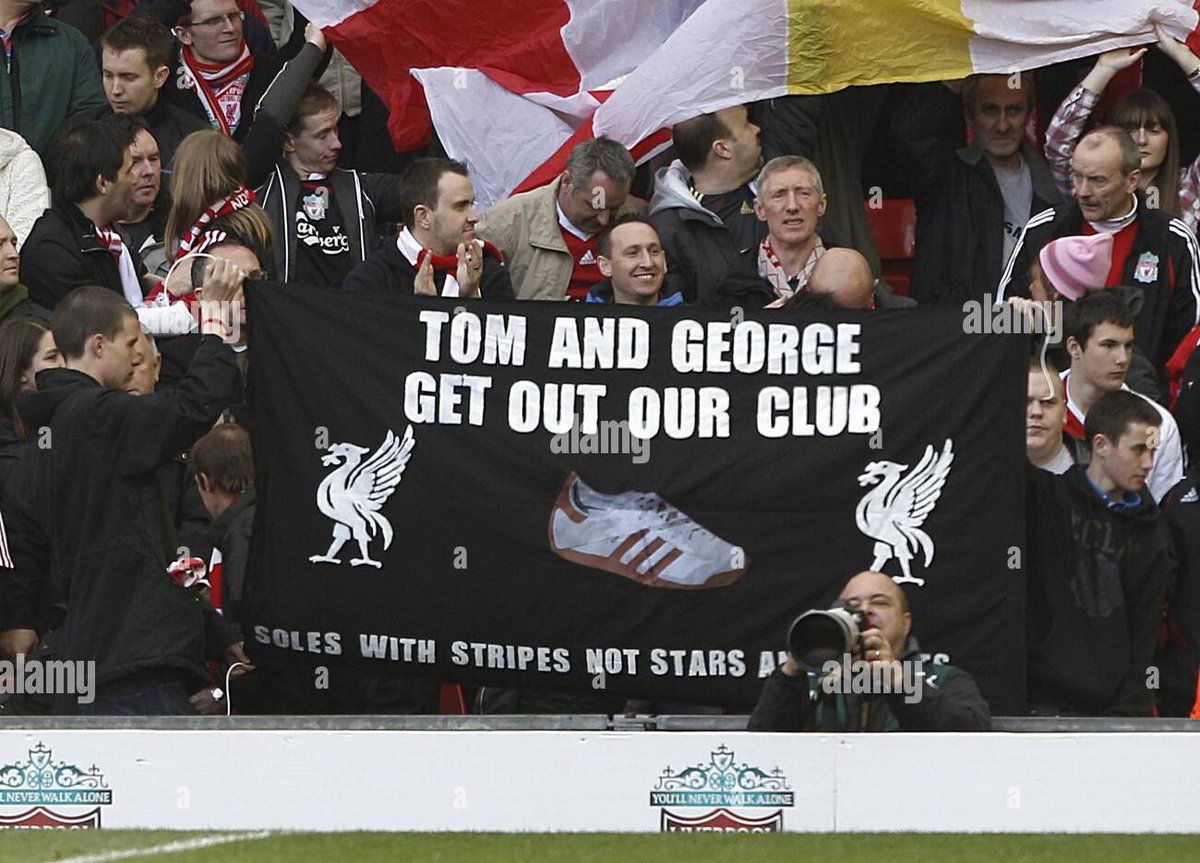 Barras_LATAM's tweet photo. Uno de los quebro al Liverpool en 2010, persona no grata en Anfield, se tuvieron que ir escoltados por la policía porque los iban a matar, hicieron negociados y robaron https://t.co/sB0OQVWqvW