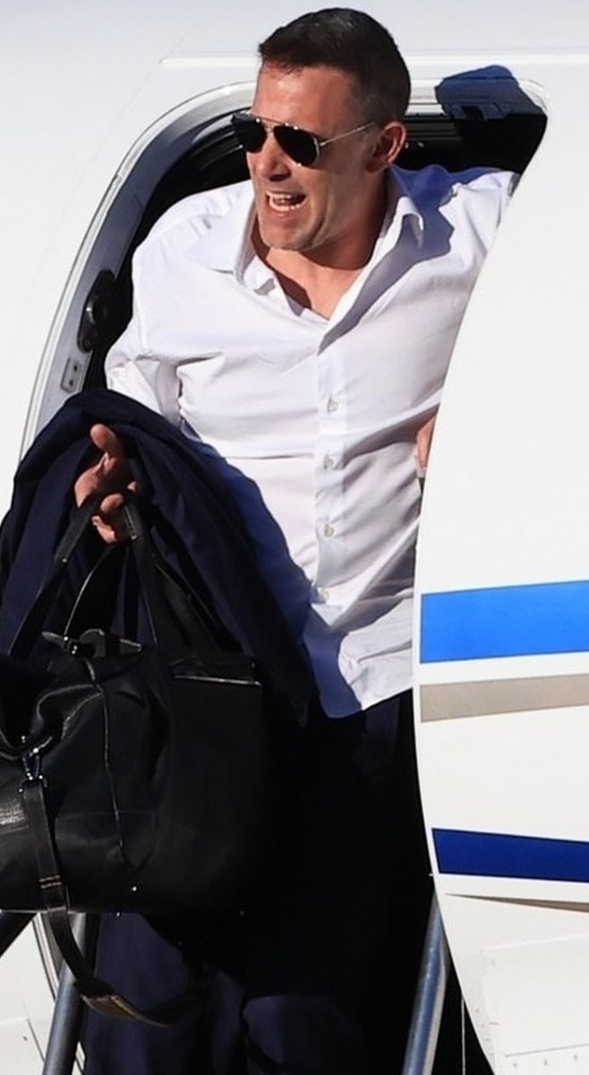 Entertain85512's tweet photo. BenAffleck is all smiles and in high spirit as he arrived back in Los Angeles after driving his ex-wife Jennifer Garner to drop their eldest child, Violet to school. 🤩🥰 https://t.co/vyBHsYAGbI