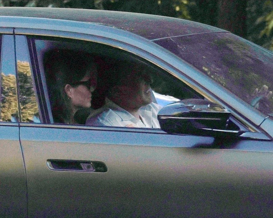 Entertain85512's tweet photo. BenAffleck is all smiles and in high spirit as he arrived back in Los Angeles after driving his ex-wife Jennifer Garner to drop their eldest child, Violet to school. 🤩🥰 https://t.co/vyBHsYAGbI