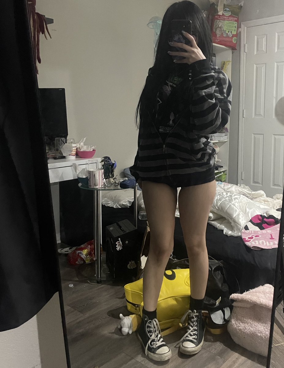 goodbyezeli's tweet photo. how i look after bedmaxxing and reading yaoi for 2 days straight https://t.co/jy36bSsOoM