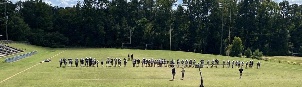 gbi185's tweet photo. @MCMS_Bulldogs 🏈 getting in one more practice before the showdown with @clifton_ridge 🏈 at their house tomorrow. These young DOGS are ready to eat and they are hungry!! #gothextramile @smalltweed42 @IamaCHAMP91 @MPHSFootball https://t.co/2g8jCin5mi