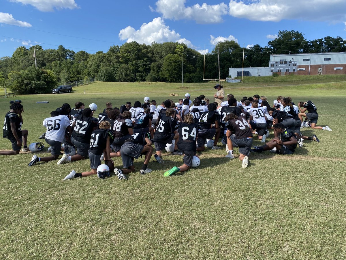 gbi185's tweet photo. @MCMS_Bulldogs 🏈 getting in one more practice before the showdown with @clifton_ridge 🏈 at their house tomorrow. These young DOGS are ready to eat and they are hungry!! #gothextramile @smalltweed42 @IamaCHAMP91 @MPHSFootball https://t.co/2g8jCin5mi