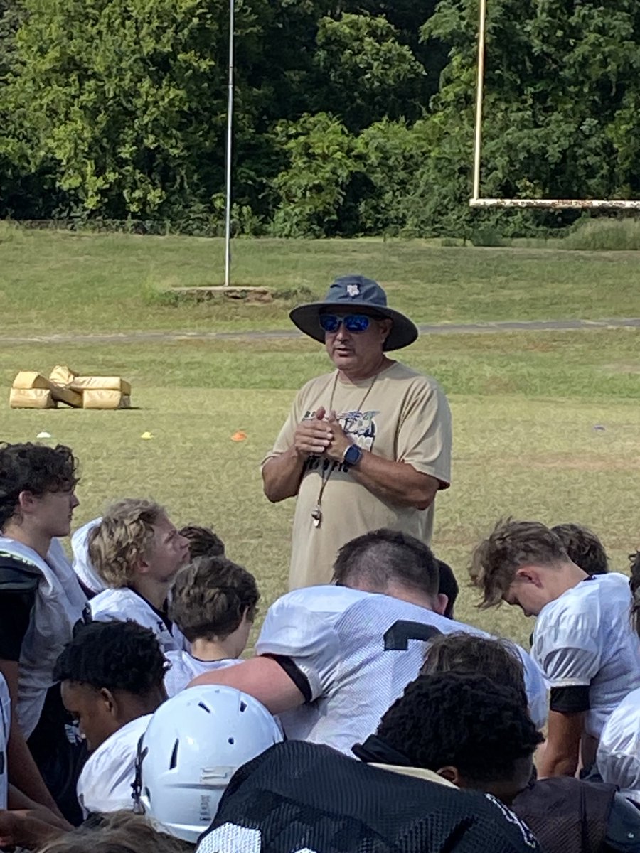 gbi185's tweet photo. @MCMS_Bulldogs 🏈 getting in one more practice before the showdown with @clifton_ridge 🏈 at their house tomorrow. These young DOGS are ready to eat and they are hungry!! #gothextramile @smalltweed42 @IamaCHAMP91 @MPHSFootball https://t.co/2g8jCin5mi