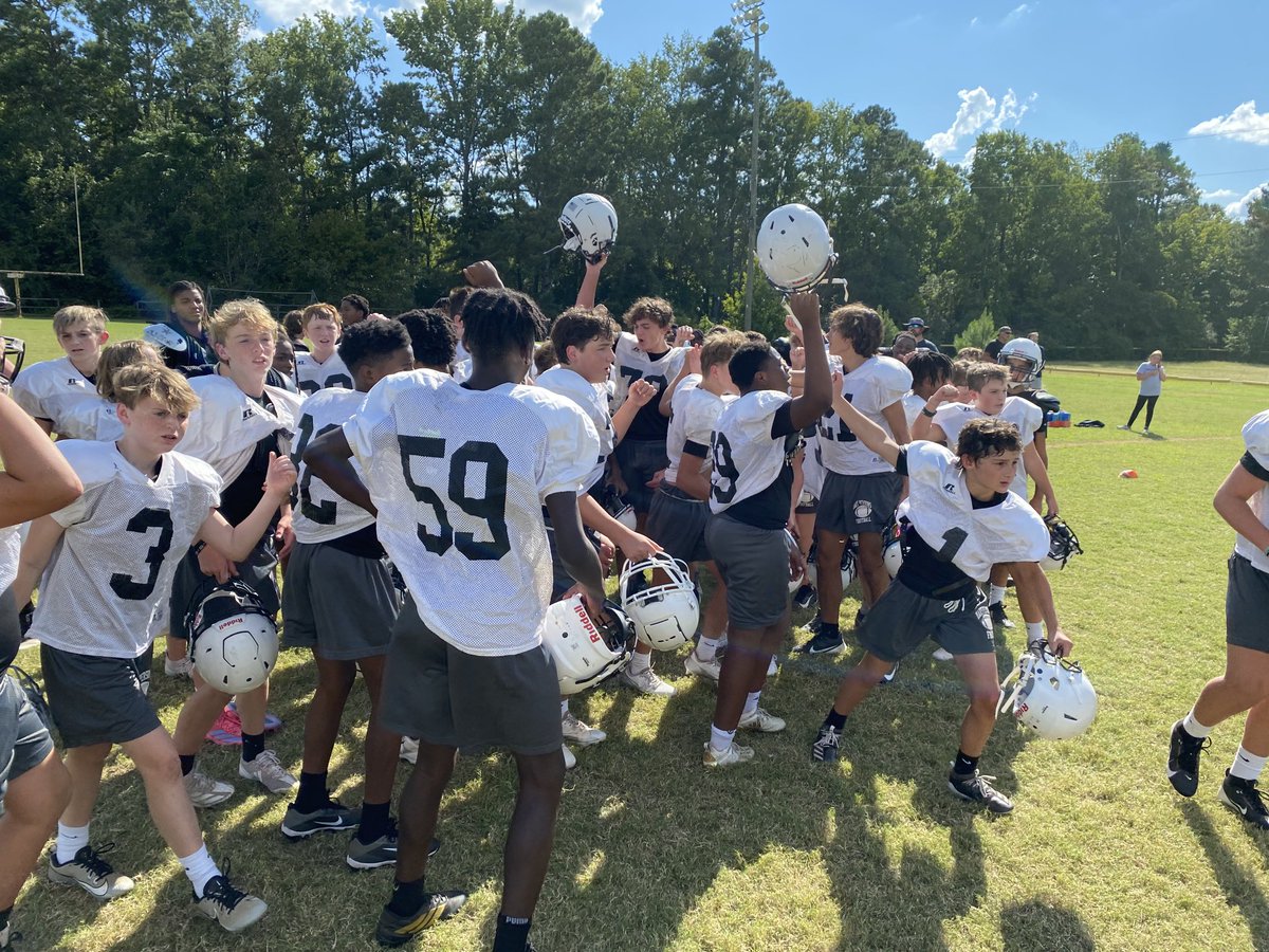 gbi185's tweet photo. @MCMS_Bulldogs 🏈 getting in one more practice before the showdown with @clifton_ridge 🏈 at their house tomorrow. These young DOGS are ready to eat and they are hungry!! #gothextramile @smalltweed42 @IamaCHAMP91 @MPHSFootball https://t.co/2g8jCin5mi