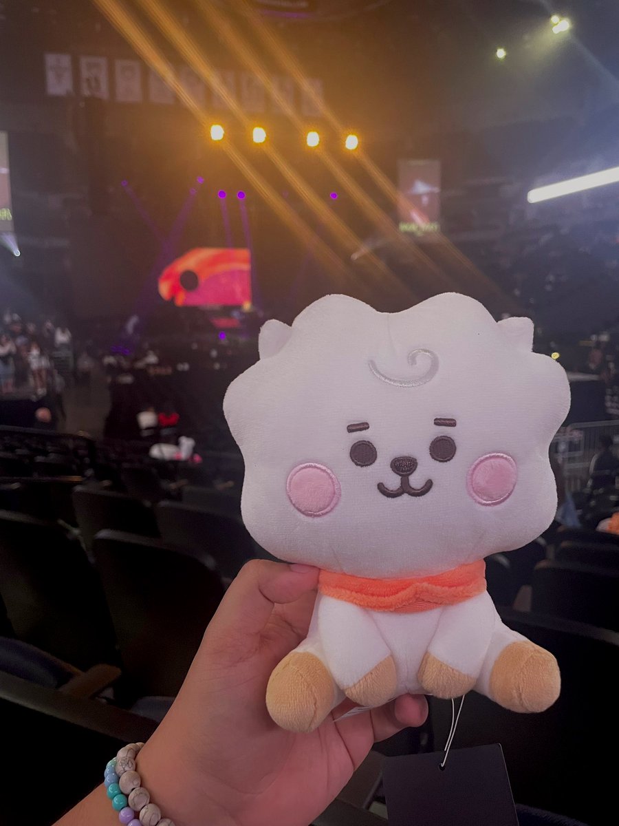herwithluv's tweet image. rj is especially excited to see @whoisumi tonight :&amp;gt; #TheMagicHourTour