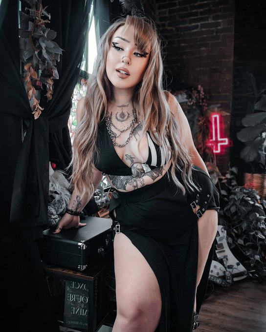 Watch 🦇 𝖑𝖎𝖈𝖍𝖑𝖎𝖓𝖌𝖘 | OF 🖤💋's leaked NSFW photo on TwXstars