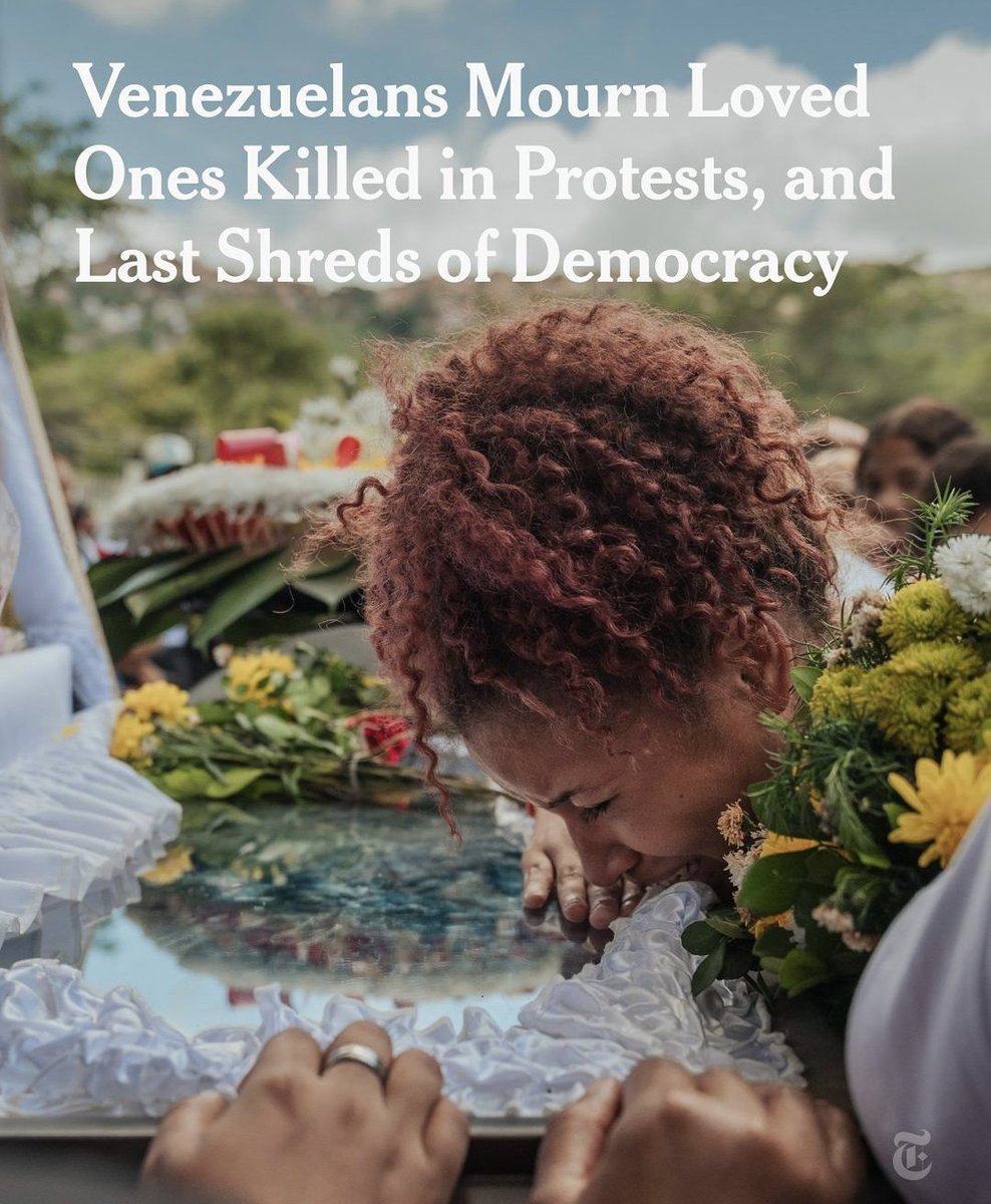 EmmaRincon's tweet image. Madres venezolanas enterrando a sus hijos debido al carnicero Maduro y los cómplices de la región.

Vean estas fotos @petrogustavo, @lopezobrador_, @LulaOficial ustedes también son culpables de esto.