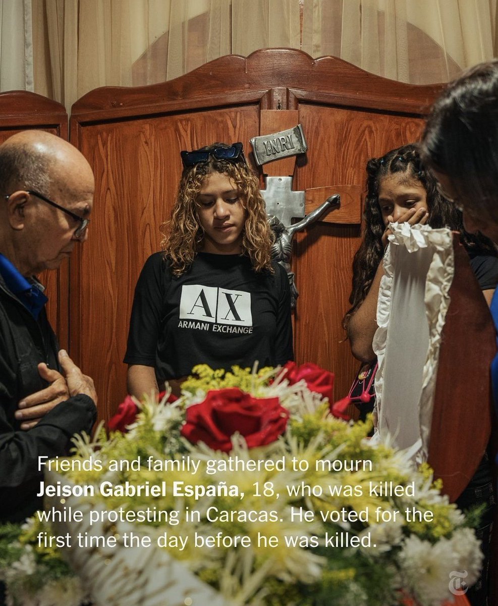 EmmaRincon's tweet image. Madres venezolanas enterrando a sus hijos debido al carnicero Maduro y los cómplices de la región.

Vean estas fotos @petrogustavo, @lopezobrador_, @LulaOficial ustedes también son culpables de esto.