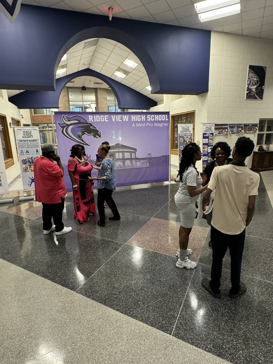 Astephens_WHS's tweet photo. Fall Open House at The View.
#ItTakesaVillage #PurposeDriven #FutureReady #SettingRecords @DrBrendaMack @RichlandTwo
@Sabrina_suber @DarciSRush @RVHS_Counseling  @rvhs https://t.co/0IiMeyomMk