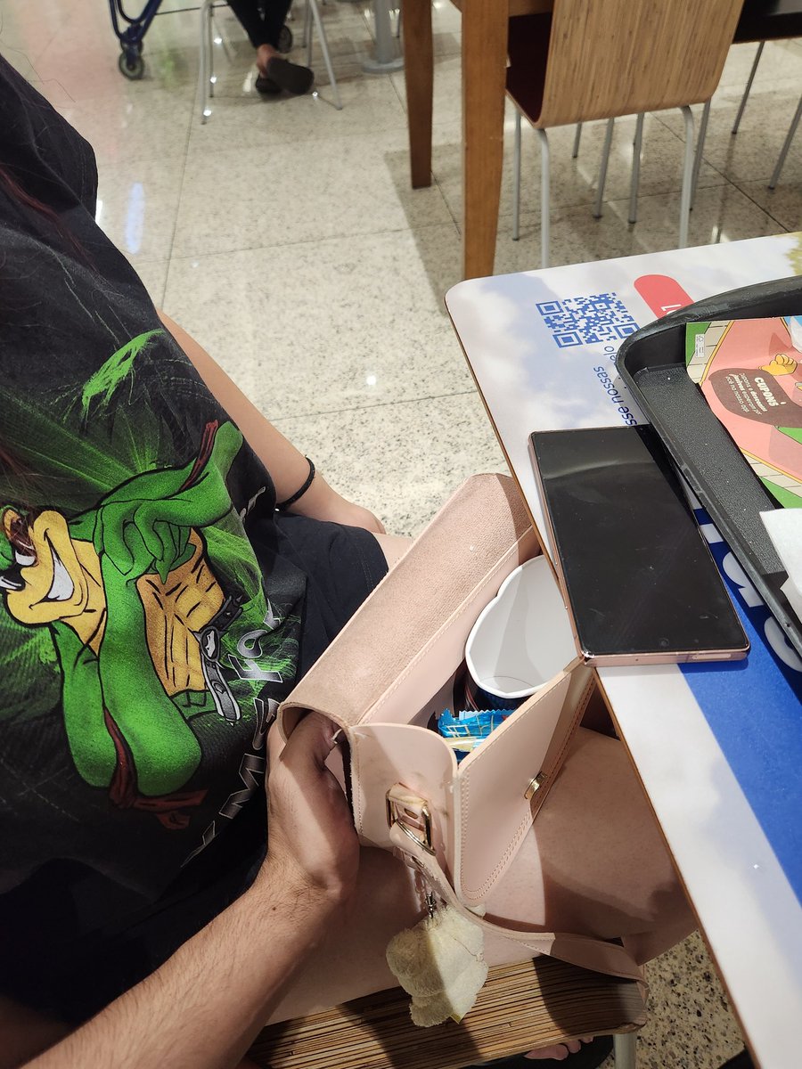 gabrieldesuco's tweet photo. hoje saí com uma menina q conheci jogando xbox, chamei ela pra ir no bk e quando pedi 2 whopers por 25 reais ela sacou um free refil da bolsa e tomamos refri de graça, diz ela que sempre anda com um desse na bolsa e só leva pra casa pra lavar 

economizei R$40 e peguei uma gata https://t.co/nx55XPpBaF