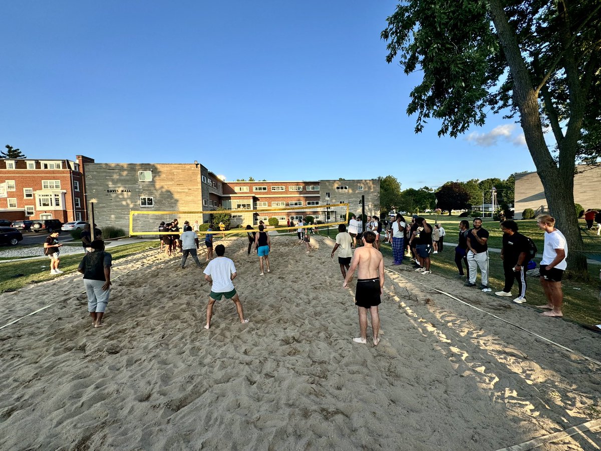 Great way to end the evening with some on campus sand volleyball! 🏐
