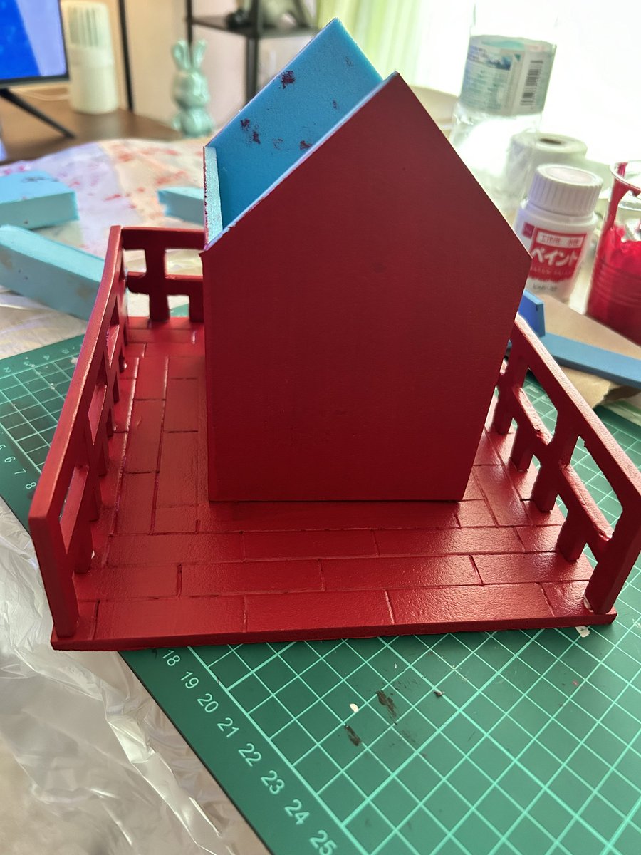 ジオラマの途中で赤色を使ってると
ゲシュタルト崩壊が起きそう💦
 #ジオラマ #アート #アニメ #フィギュア #ケース #イラスト #レーター