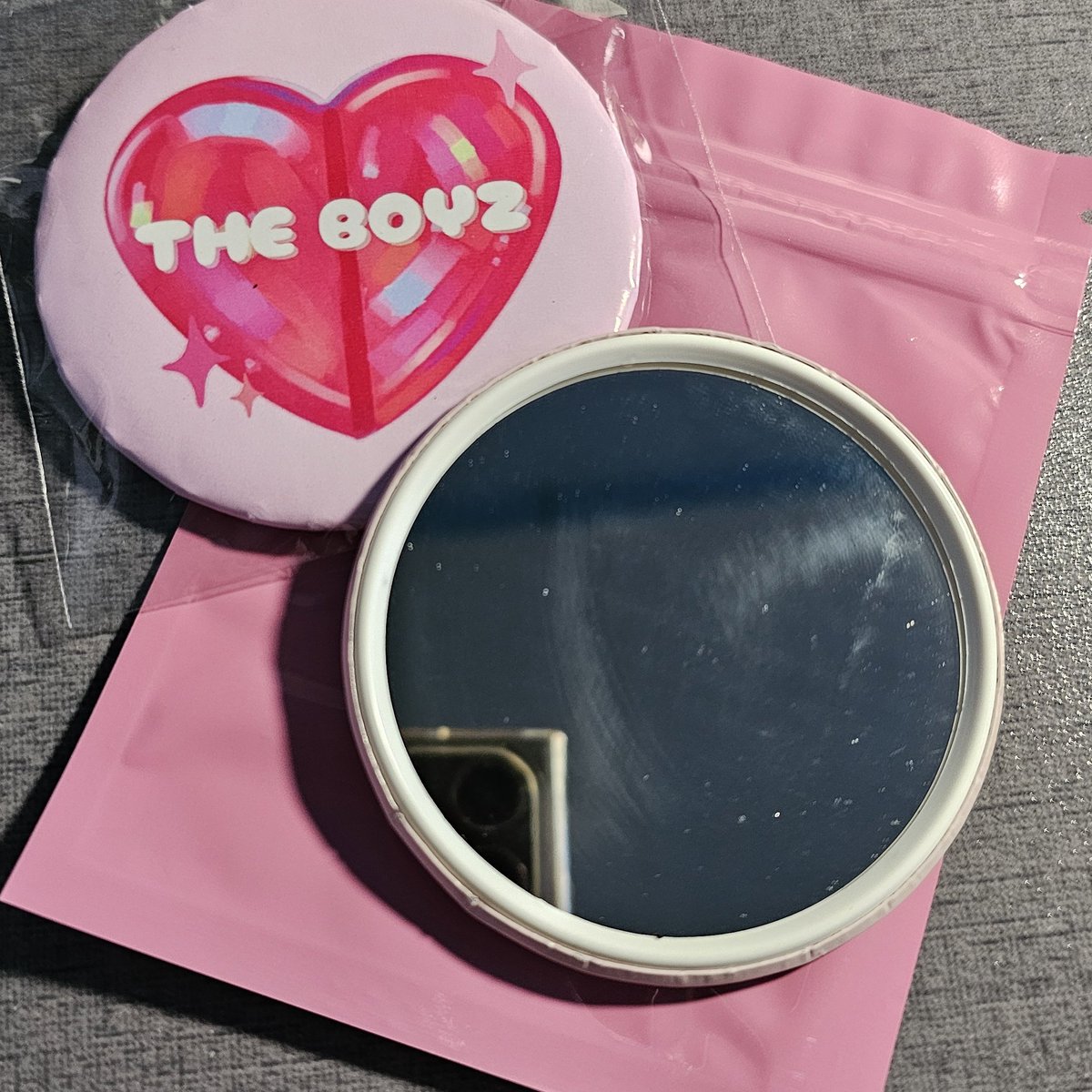mooncherriesph's tweet photo. its a round mirror 🥰 #THEBOYZ #ZENERATION2 #ZENERATION2_MNL #더보이즈 https://t.co/QH5T8WlRSN