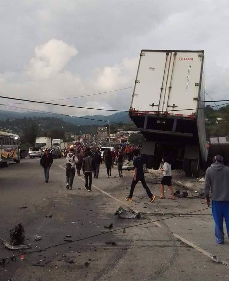 EUSanMarcos's tweet photo. Dos heridos, dos vehículos dañados y una tienda afectada fueron el resultado de un aparatoso accidente de tránsito, luego de que el piloto de un tráiler perdiera el control sobre el paso a desnivel en Cuatro Caminos, San Cristóbal, Totonicapán.   #EU983 https://t.co/oNDHXOhjds
