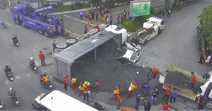LOOK : Natapon ang kargang buhangin ng isang truck matapos mabangga ang isang L300 sa intersection ng Eastwood at C5 Quezon City ngayong umaga.
📸MMDA