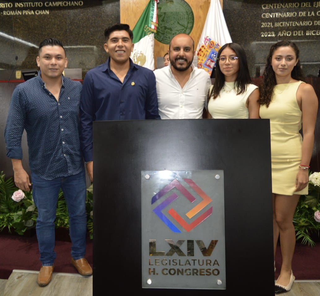 Ale_MendozaC's tweet photo. “Sé es joven cuando se mantiene el anhelo por el futuro y se cree todo posible” 

Muy contento de acompañarlos en este reto cumplido, orgulloso de ustedes! 

#ParlamentoJuvenil2024
#ImpulsoJoven https://t.co/8wwmIxG08c