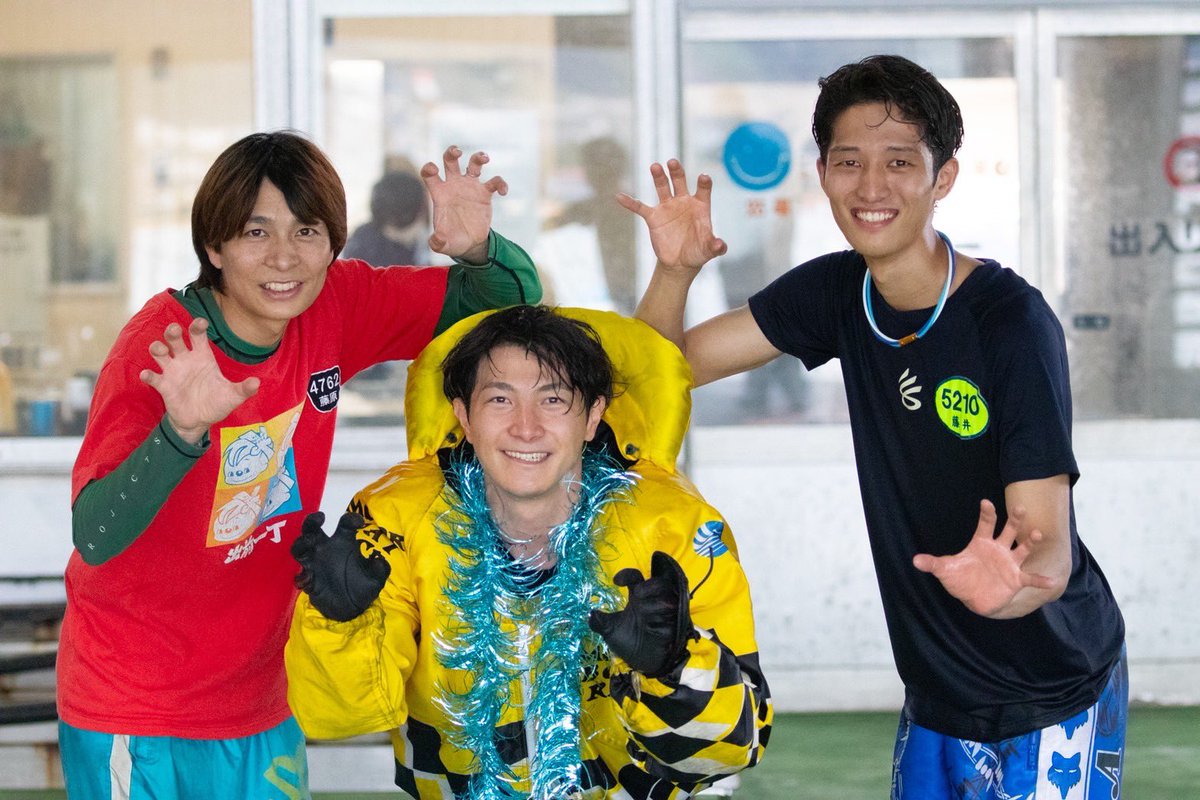 こんにちは┏○ﾍﾟｺｯ
水神祭と言えば児島です(⃔ *`꒳´ * )⃕↝ｴｯﾍﾝ
児島5日目3R。沖縄県出身福岡支部、132期の嘉手苅徹哉(カデカルテツヤ)選手がデビューから229走目で初の1着を飾りました👏㊗️
5コースから見事なまくり差し✨
おめでとうございます🥰
最終日もご注目ください(　ﾟдﾟ)ｸﾜｯ