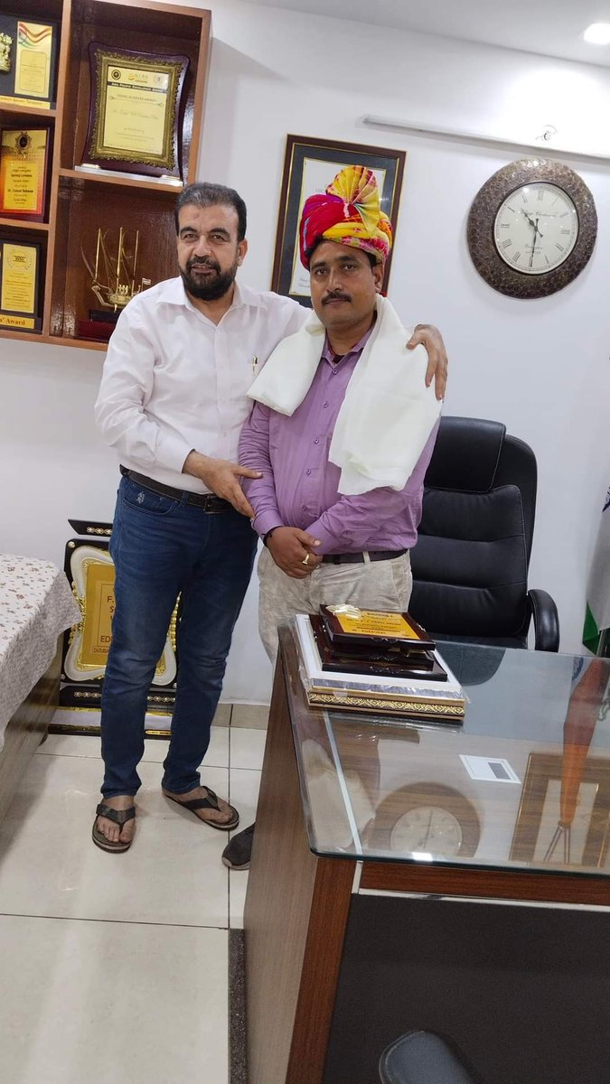 Gufranjawed's tweet photo. वाराणसी --वाराणसी के वरिष्ठ भाजपा नेता एवं रेलवे बोर्ड के जेड आर यू सी सी के मेंबर डॉक्टर गुफरान जावेद को नई दिल्ली में सम्मानित किया गया।  डॉक्टर जुबेदुर रहमान खान द्वारा डा गुफरान जावेद को नई दिल्ली स्थित अपने कार्यालय पर बुलाकर सम्मानित किया गया
@DrZubed 
@DrZubed https://t.co/wHptImlVIs