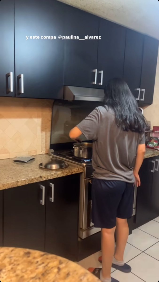 Yo: mi novio me mencionó en una historia, que será?🥰
La historia: