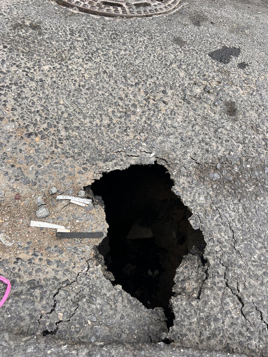 omeronline's tweet photo. İlçedeki bütün yollar berbat. Tam olarak ne zaman aksiyona geçeceksiniz, bir kaza olunca mı? Bir kayıp yaşanınca mı? (Bitki sokak - nergis sokak kesişimi) @KagithaneBelTR @MevlutOztekin https://t.co/Q5Kc9SBvVj