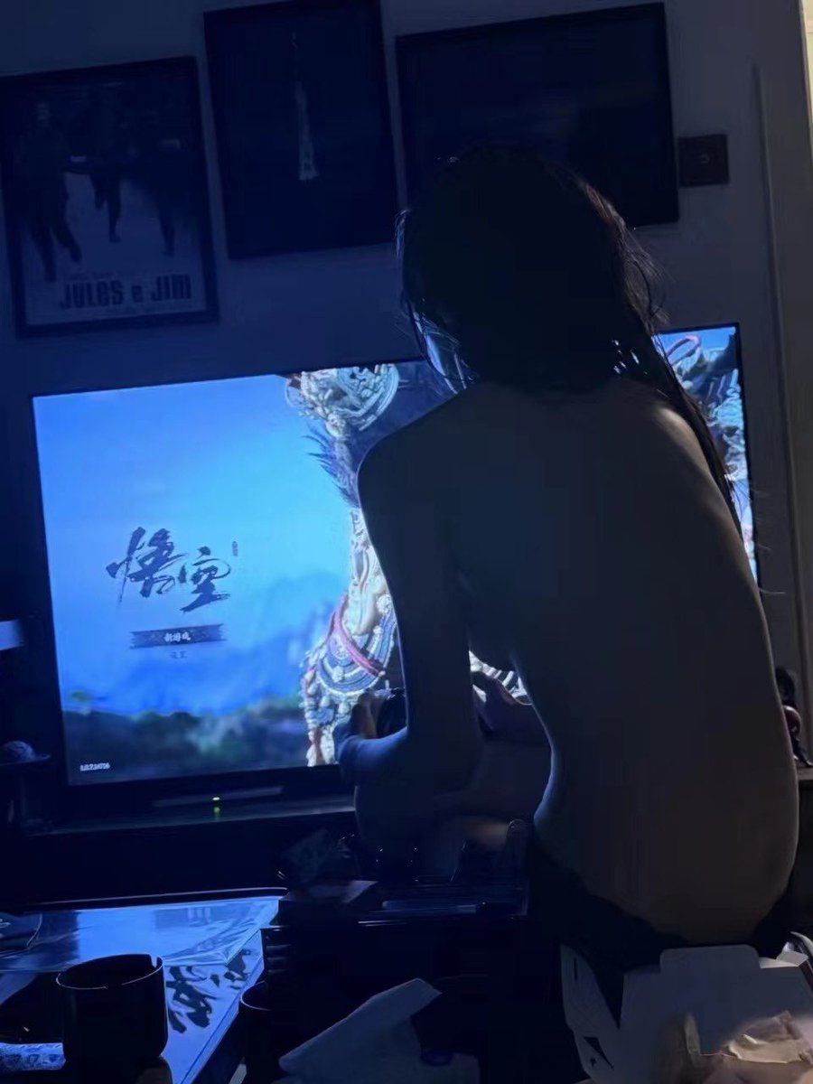 牛魔王入赘铁扇公主后又娶了玉面狐狸,这种剧情已经够脑补了几万字的文章了

夺一切众生精气的凶恶罗刹女对上家私百万的玉面公主.绿帽桥段以及古装修仙女斗,甚至可以加入一点雌竞与奴下奴.还有牛魔王本身的体格差…

好了~等黑神话悟空通关实况,也祝大家早日圆满这个游戏

#女绿 #牛头人 #雌竞 #奴下奴