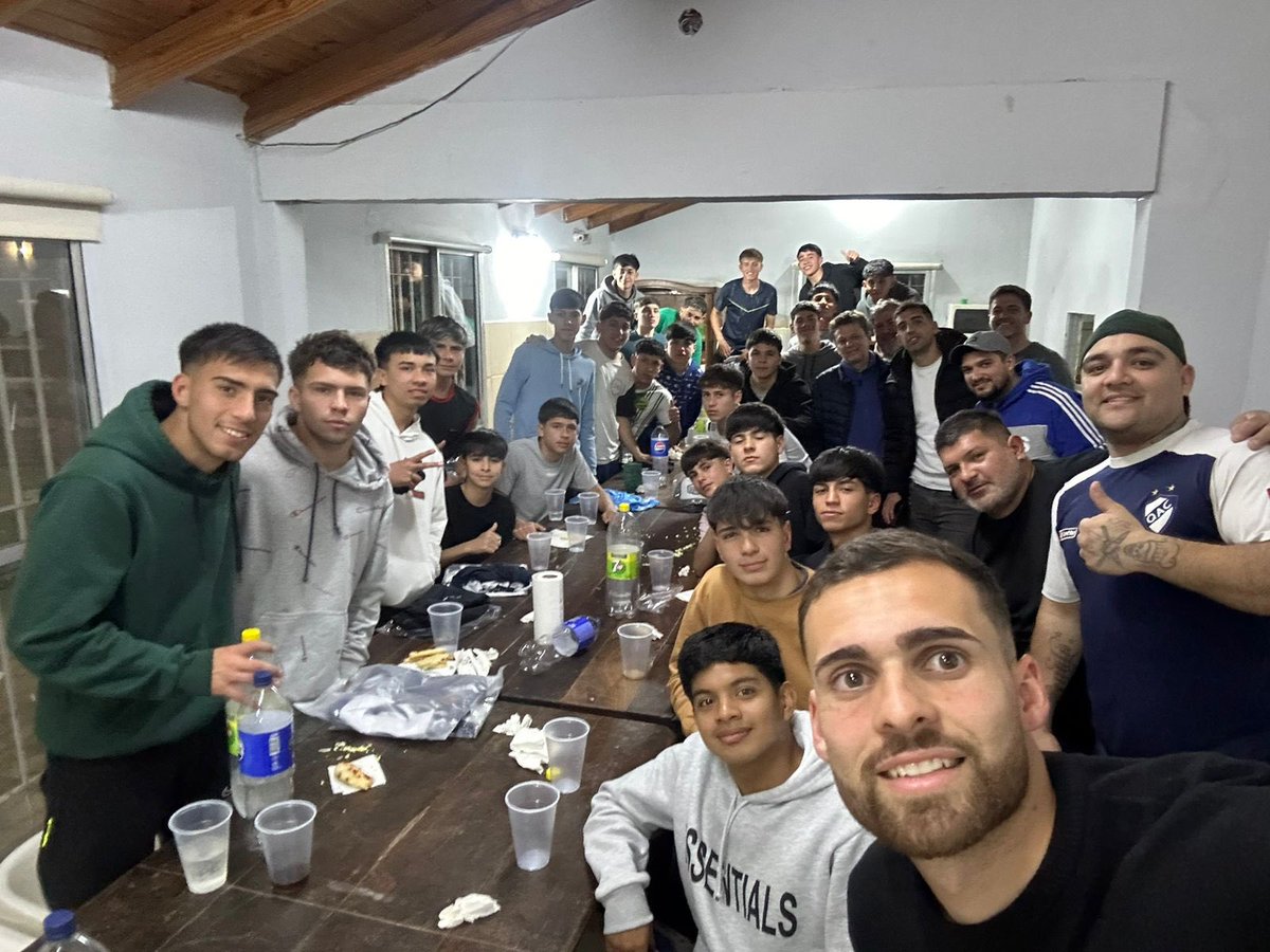 Nosotros en el mismo lugar de siempre. Asado con los chicos de la pensión, Esteban, Rama, y el equipo de trabajo del día a día en Alsina y Lora. Donde se forman jugadores, personas, y los dirigentes de hoy y del día de mañana. Quilmes, siempre te vamos a cuidar 🤍💙🤍