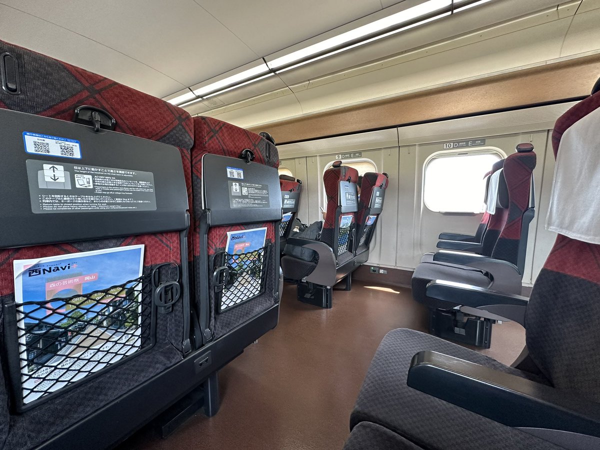 activity2489's tweet image. #北陸新幹線 初乗車。
綺麗で、座席間隔広くて、最高！
なんか凄い静か！