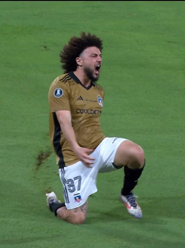 Maximiliano Falcón asegura la clasificación de Colo Colo para cuartos de Libertadores.