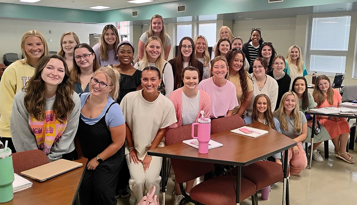 DillardLayne's tweet image. This just never gets old...being invited by my Alma Mater, @north_alabama  to spend the whole day training student teachers that start their AMAZING journey on Monday! These jobs are not easy, but our kids are absolutely worth it! Thank you for being teachers!  #WhatYouDoMatters