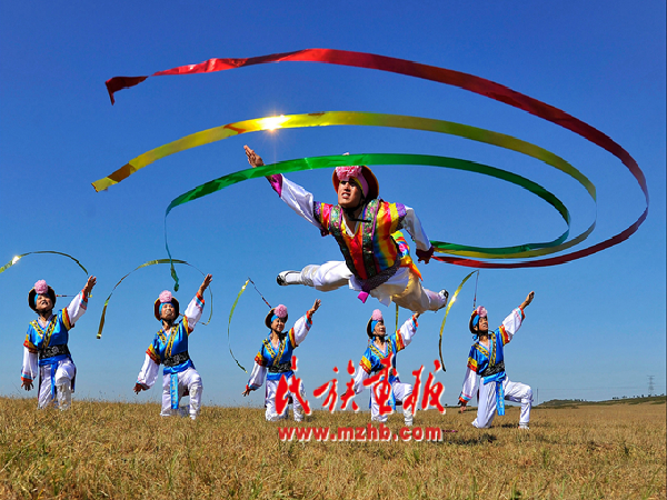 CharmofEast's tweet photo. Ever wondered how farmers of the Korean ethnic group in China celebrate after a long day in the fields? Well, they dance to music. The Farmer's Dance is a representative dance favored by the ethnic group. #GENZdialogue #Charmofeast
Picture this: Farmers dance to the infectious rhythms of suona, an oboe-like instrument, and drums in fields and villages, praying for good harvests and happiness.#ChineseNation
While inheriting the traditional ethnic art, folk artisans pursue constant innovation and development by integrating the dance with elements of acrobatics, martial arts, Yangge dance. It's like a cultural fusion feast for your eyes and ears! #ChineseCulture #IntangibleCulturalHeritages
