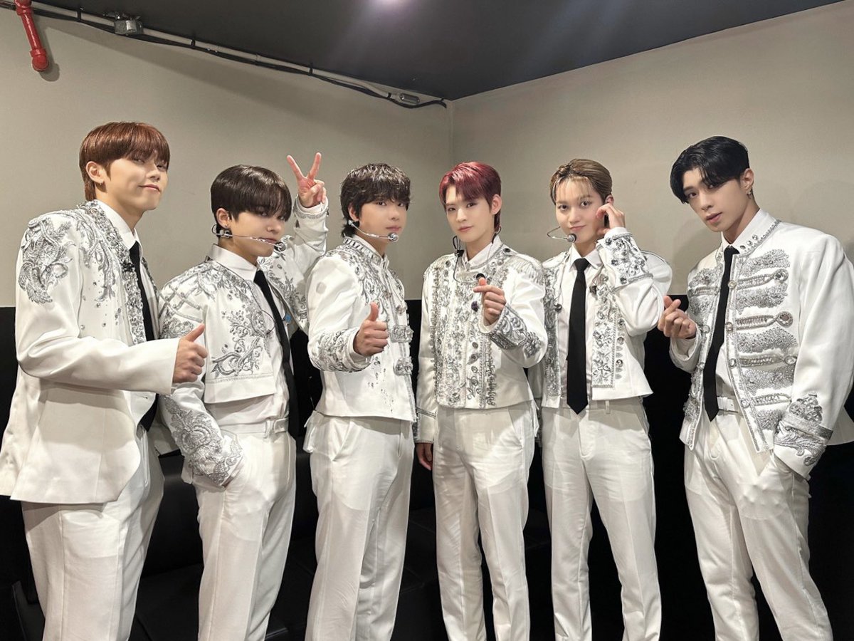 [#LightONF] 24.08.20 2024 ONF [SPOTLIGHT] IN NORTH AMERICA - NEW YORK 📸

『𝑶𝑵𝑭 𝑺𝑷𝑶𝑻𝑳𝑰𝑮𝑯𝑻 𝒊𝒏 𝑵𝑬𝑾 𝒀𝑶𝑹𝑲』
뉴욕에서의 SPOTLIGHT도 온앤오프를 향해 비추며 완료💡
에잇 기분이다‼️ 뉴욕의 중심 온앤오프️️‼️

#온앤오프 #ONF
#SPOTLIGHT