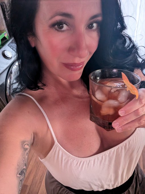 It's an old fashion kind of night #BulleitBourbon #FrontierWhiskey https://t.co/TNrmwtwQot<a href="/tag/bulleitbourbon"class="tags">#BulleitBourbon</a><a href="/tag/frontierwhiskey"class="tags"><span>#frontierwhiskey</span></a>