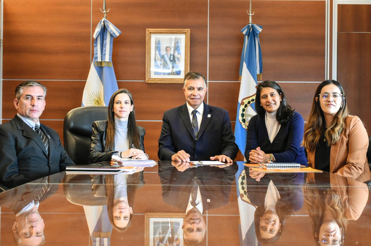 Hoy nos reunimos en San Juan con mis pares de las provincias de Cuyo, dentro del marco del plan integral de seguridad regional, con el objetivo de avanzar en un convenio de una Zona de Control Policial Unificada en puestos limítrofes. La próxima reunión será en días en San Luis.