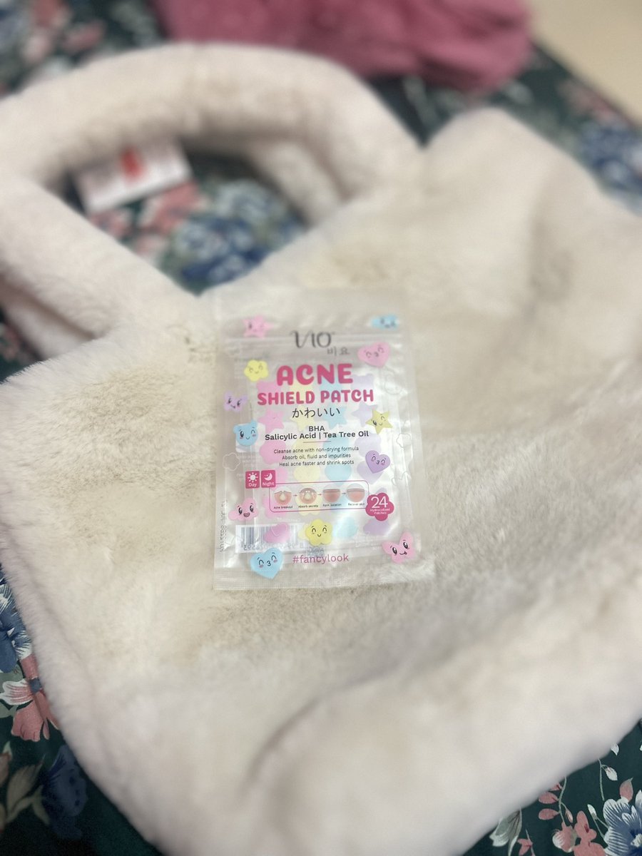 Lucu banget ngga sih acne patch nya 😚 bentukannya macam2. Bisa banget buat angkat jerawat dan bintik2.  demen banget kalo make ini di muka 🤣lucu