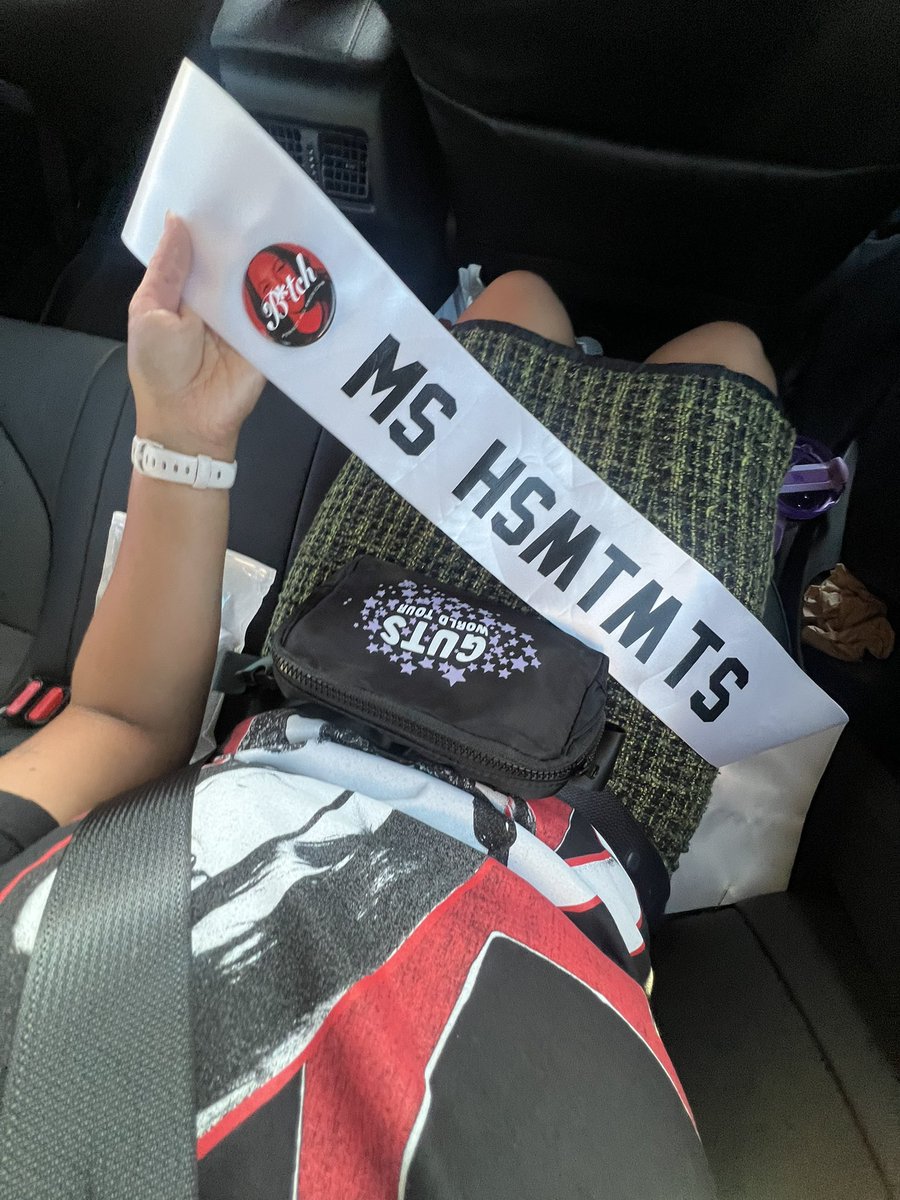 BeepingPaiger's tweet photo. Just got to @IntuitDome and here’s the fit! Come find me for a ✨BITCH✨ sticker sheet or button! 👀💜

#GUTSWorldTourLosAngeles #IspilledmygutsinLA @LiviesHQ @oliviarodrigo #Livies #guts #Gutstickets #OliviaRodrigo https://t.co/sselvutklM