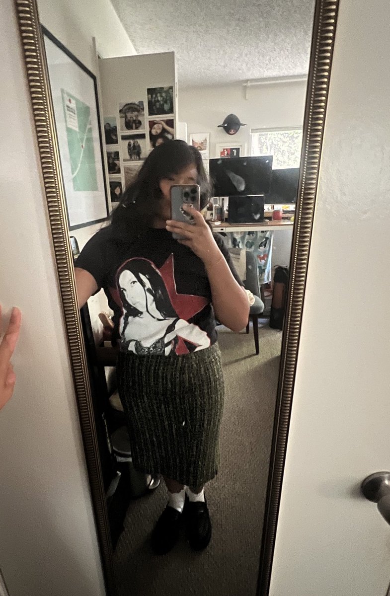 BeepingPaiger's tweet photo. Just got to @IntuitDome and here’s the fit! Come find me for a ✨BITCH✨ sticker sheet or button! 👀💜

#GUTSWorldTourLosAngeles #IspilledmygutsinLA @LiviesHQ @oliviarodrigo #Livies #guts #Gutstickets #OliviaRodrigo https://t.co/sselvutklM