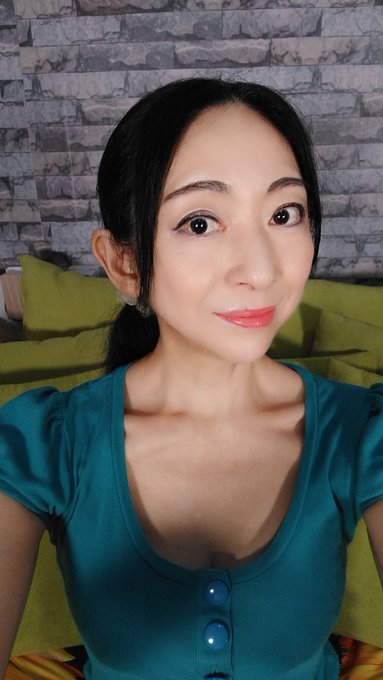 改めまして 昨夜のライブチャットを見てくださった方、コメントをくださった方、ありがとうございました✨ いっぱいお喋り出来て、気持ち良くなれてサイコーでした🥰 皆さんおだてるのがお上手でテンション上がっちゃいました⤴️🤭♪ また遊びましょうね😘💕<a href="/tag/%E3%83%A9%E3%83%B3%E3%82%B3%E3%83%A0"class="tags"><span>#ランコム</span></a>