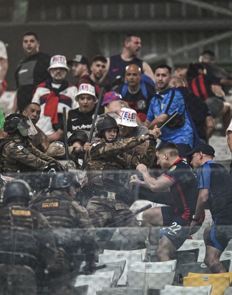 Siempre contra nosotros. Es una vergüenza.

Hoy le toco a San Lorenzo, pero hace poco a Boca, Racing, Argentinos, incluso a la Selección.

Después hay que bancarse las denuncias de racismo, que te saquen entradas, te clausuren estadios, pero para los brasileros hay vía libre.