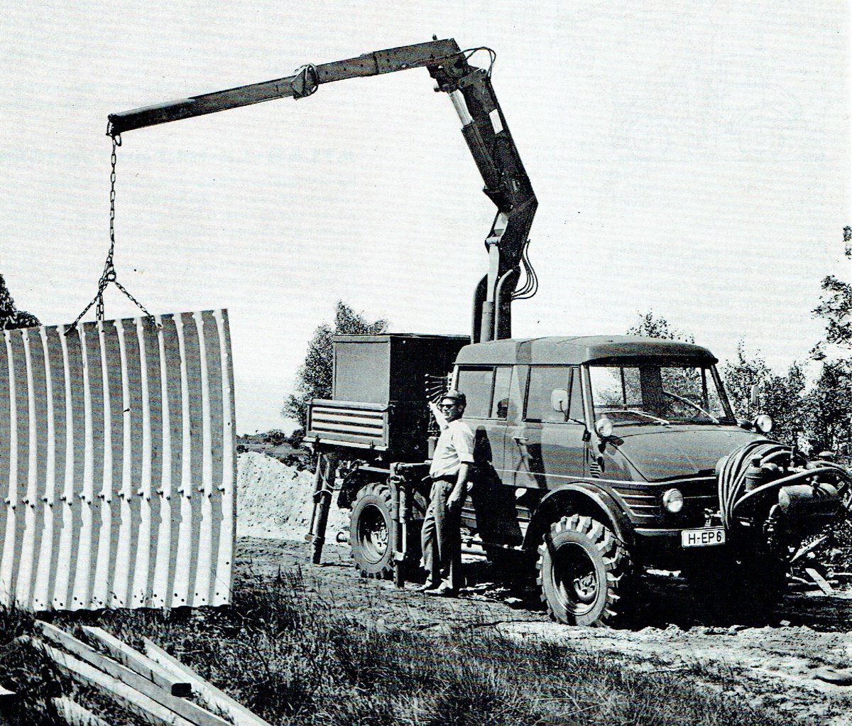 UnimogCommunity's tweet photo. Anbaugeräte A - Z: A wie ATLAS: 1945 erhielt die Heinrich Weyhausen AG, Delmenhorst, ihr erstes Patent für einen Anbaubagger. Hier ein Unimog 416 mit Doppelkabine und ATLAS-Kran von Weyhausen. 

#crane #kran #atlas #hiab #klaus #schaeff #palfinger #demag #liebherr #fischbacher https://t.co/3wN01Mdi33