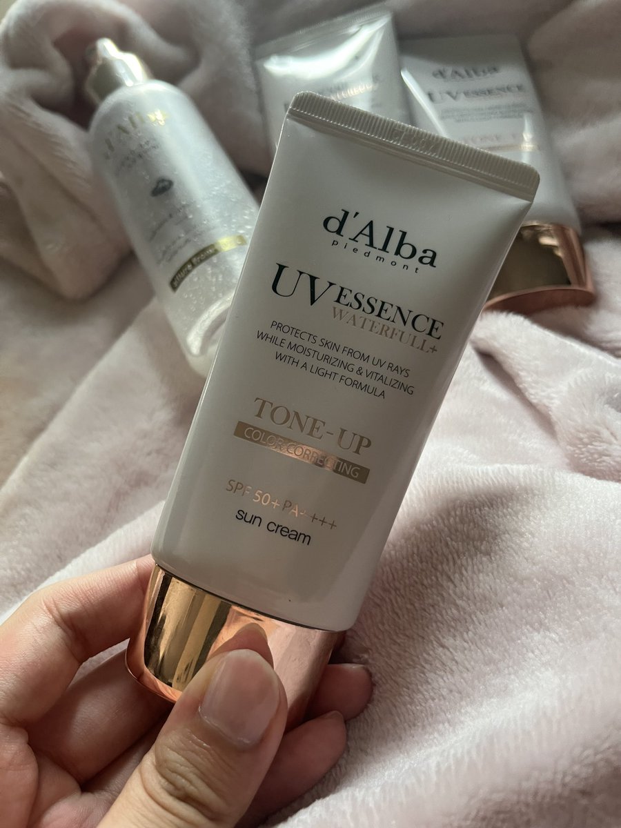 そろそろメガ割り始まるとのことで個人的おすすめ紹介
有名だけどダルバのミストと化粧下地はめっちゃいい✨
すでにどちらも一本使い切ってストック買いもしてる‼️

ミストは会社で振り撒いていい香りだからリフレッシュにもなる！
#使い切りコスメ  #使い切りスキンケア