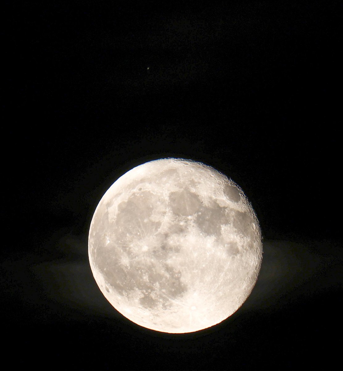 A single exposure of the Moon with Saturn (very faintly) above it Tuesday night over Wisconsin. The Moon is about 224,000 miles away. Saturn is around 800,000,000 miles away. 
#moon #Saturn