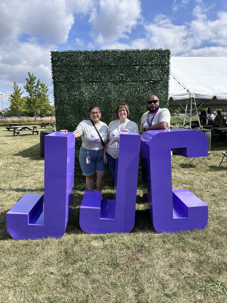 LynnAnnMcGee's tweet photo. Welcome students to a new year! Not only have I worked at @JolietJrCollege for the last 30 yrs, but I am also a proud alum! #communitycollegeiscollege https://t.co/y5L5tCCpYe