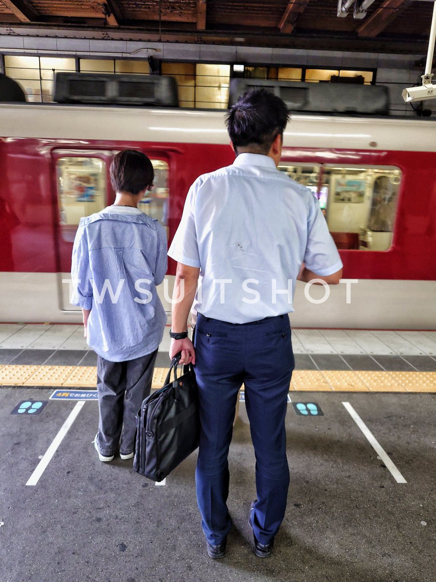 日本上班族越來越多都穿吊嘎/背心欸？

#吊嘎 #上班族 #背心 #西裝 #鞋襪