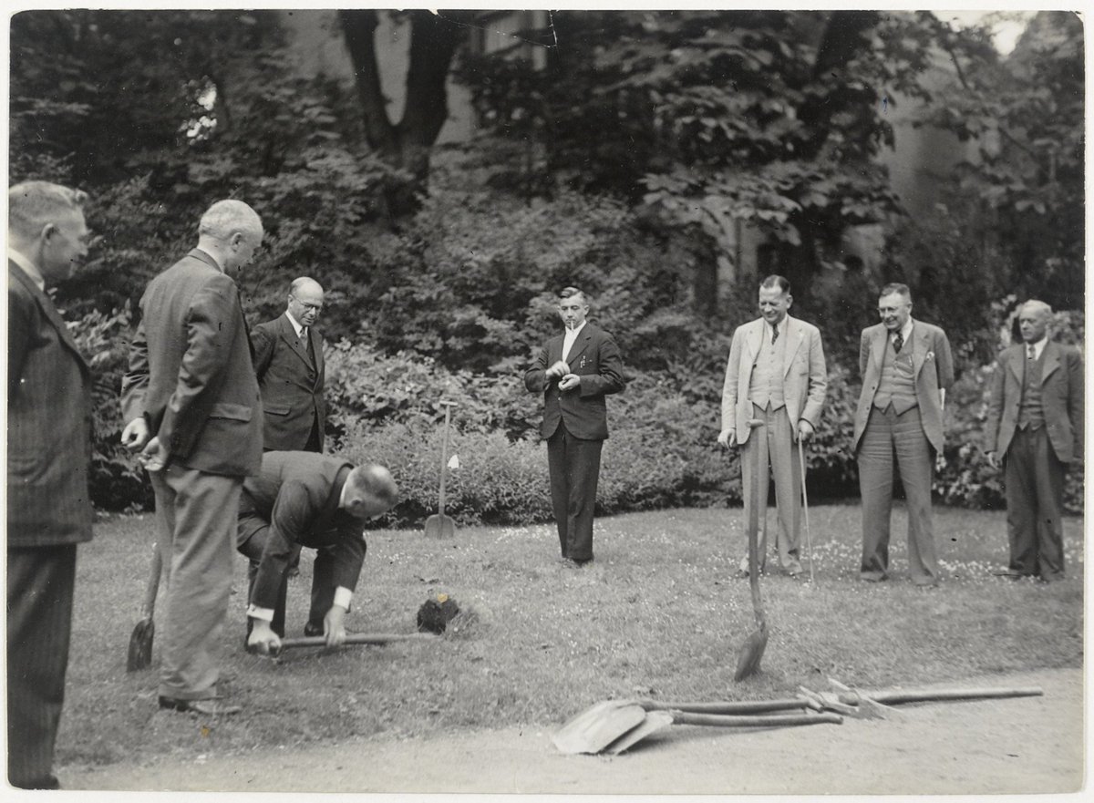 Spoileralert, en voordat er vloeren en straten open gaan, de kaart is uit hetzelfde jaar (1937-1938) en van dezelfde tekenaar als die van de zogen. gangen onder de IJssel. Gebaseerd op de bevindingen van meutes wichelroedelopers, maar zelfs na 4 meter diep graven, niets gevonden.