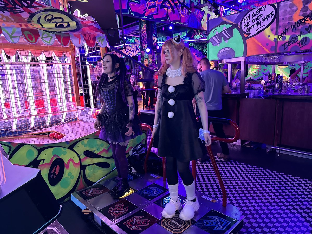 ppixieghoul's tweet photo. Birthday clown shenanigans with people I adore! Thank you all for making it so special! 🤡🧡🥳💚🎈

#clowncore #clownbirthday https://t.co/evuy5rgDhi