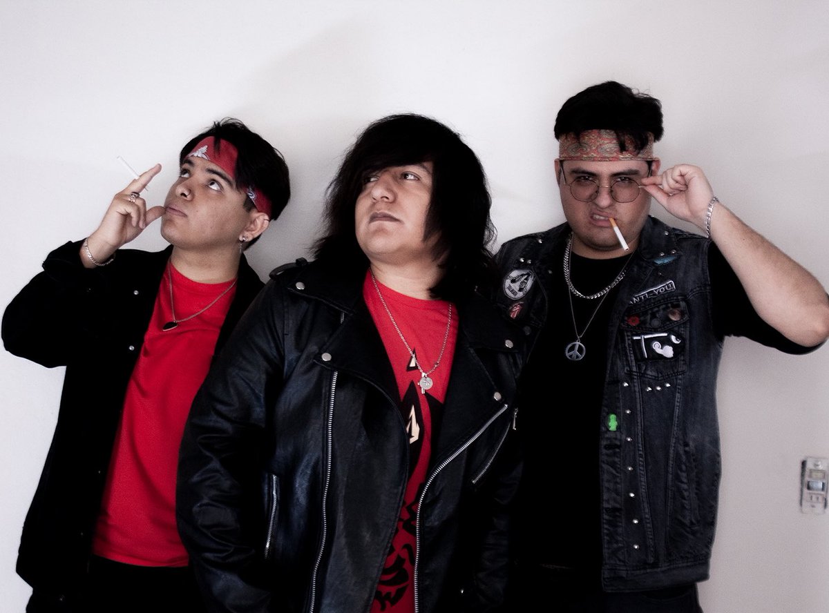 KRNSBAND's tweet photo. Somos Kross Noise. 🤘🏼

📸: @axlkrns 

#emocore #emobands #gothicc #alternativeaesthetic #emoboys #punkhardcore #scenehairstyle #music #alt #rock #metalguitarist #poppunkband #emohairstyle #emostyle #emoscene #metalcoremusic #progpuk https://t.co/03i82l9Uka
